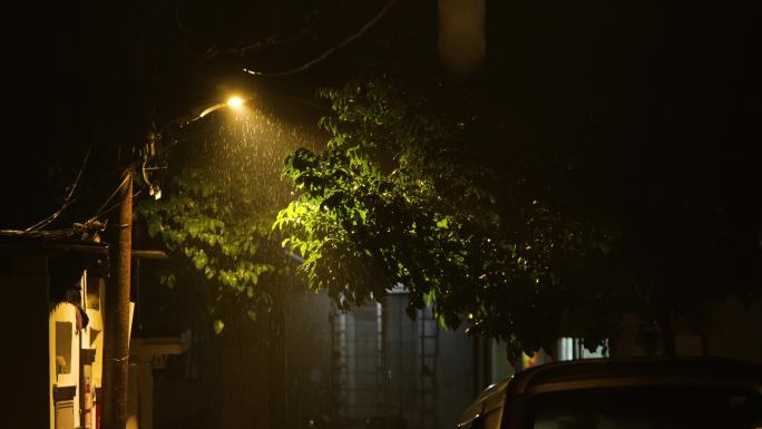 下雨雨夜雨滴街巷路灯