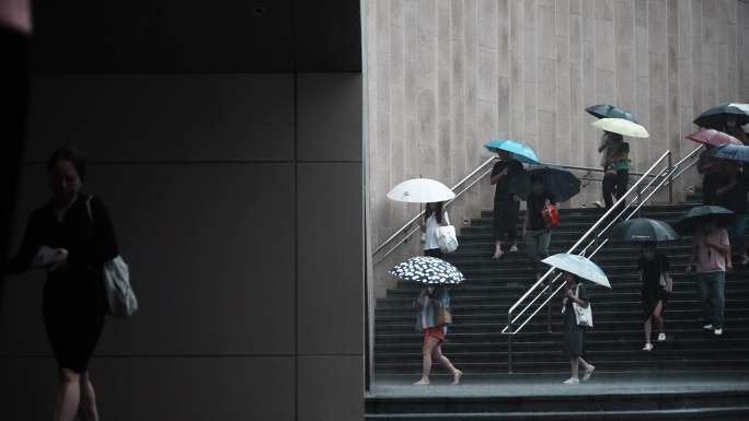 暴雨 上班族 城市大雨 打伞 雨季