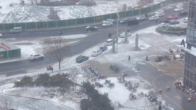 下雪天结冰路面车流雪花