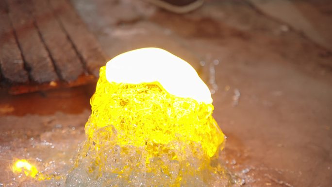 《熔岩般流动：玻璃炉内部的炙热世界》