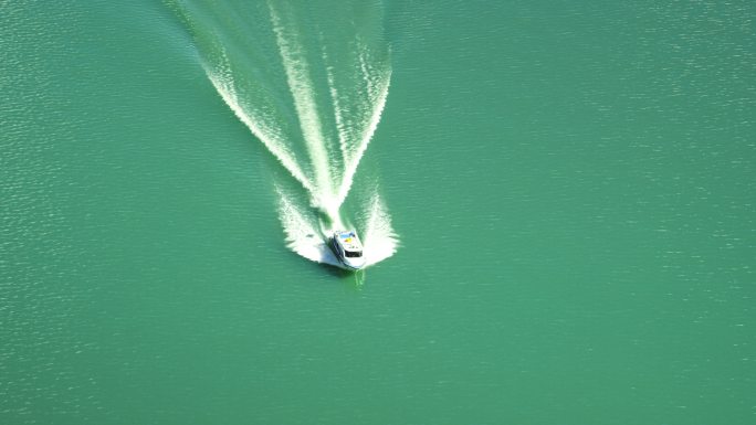直升机航拍新疆喀纳湖船