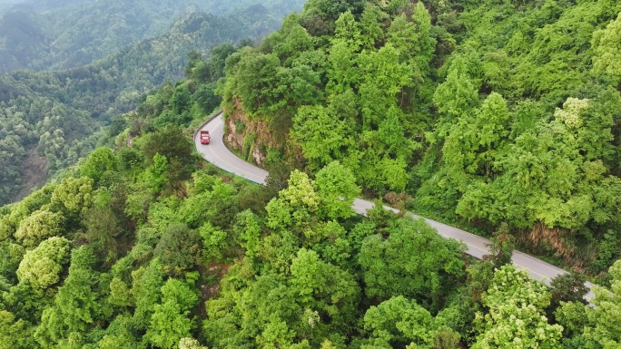 货车山路上行驶