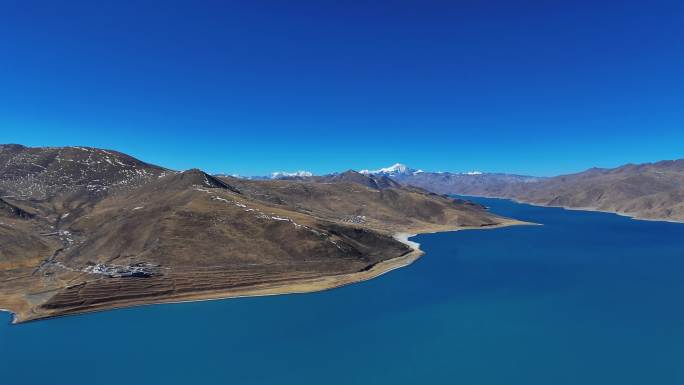 航拍西藏蓝天湖泊雪山河谷