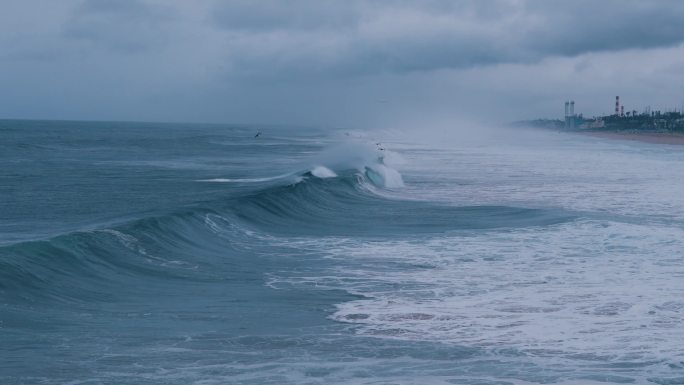 汹涌澎湃的海浪海边城市