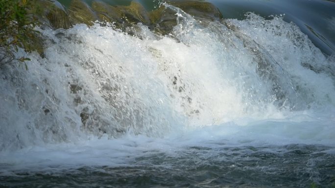 奔腾河流