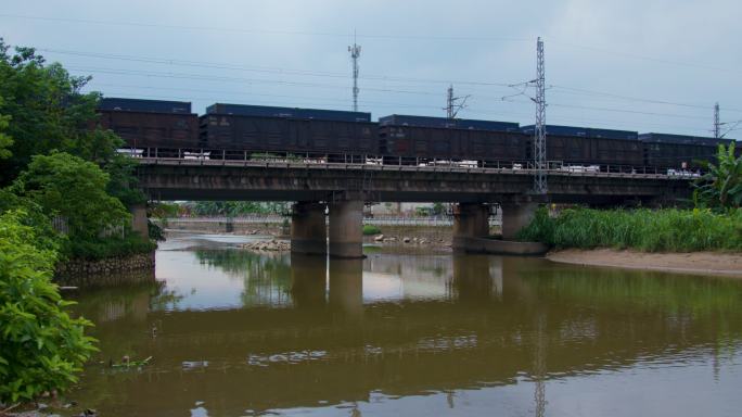 物流运载火车过桥