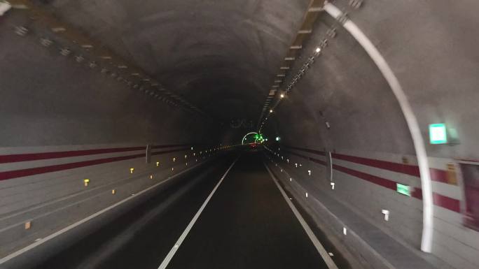 行驶高速公路进入隧道飞速高速公路隧道出口