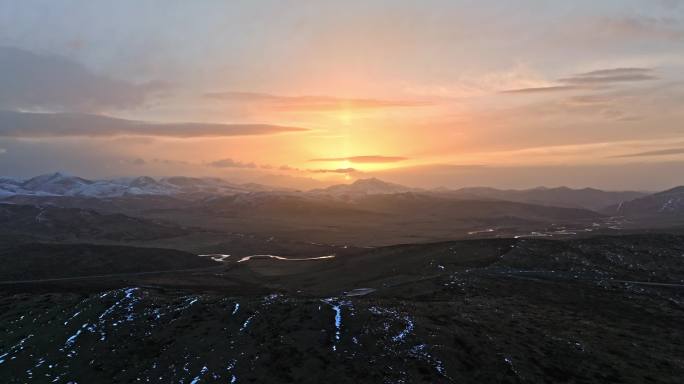 甘南碌曲草原雪山河流落日夕阳航拍