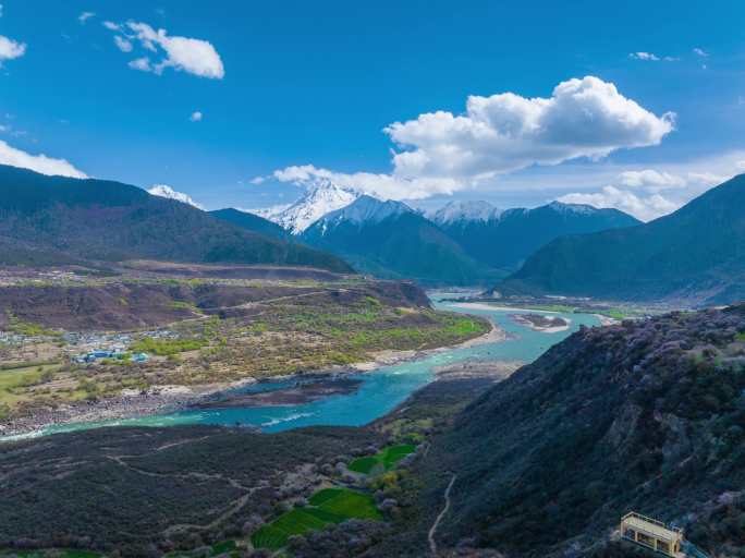 西藏雅鲁藏布江大峡谷索松村桃花航拍延时