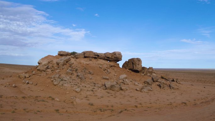 航拍动态内蒙古大红山戈壁红色砂岩奇峰怪石