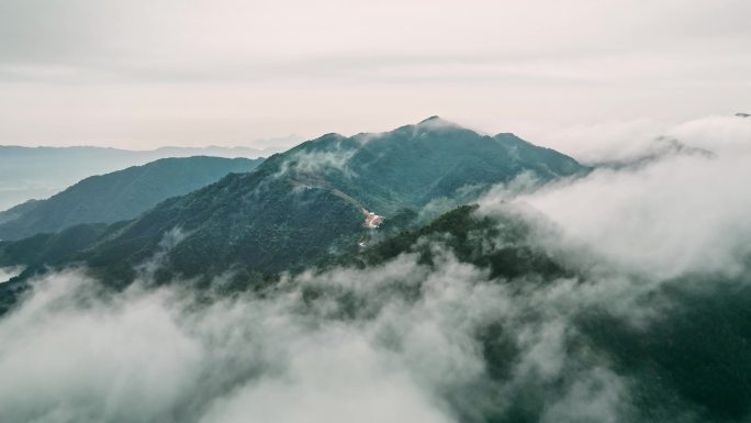 大气雨雾山脉恢弘视角