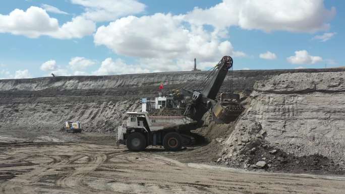 露天煤矿开采航拍 露天煤矿采煤作业