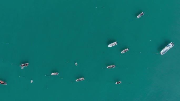 海岛港湾里停靠的渔船