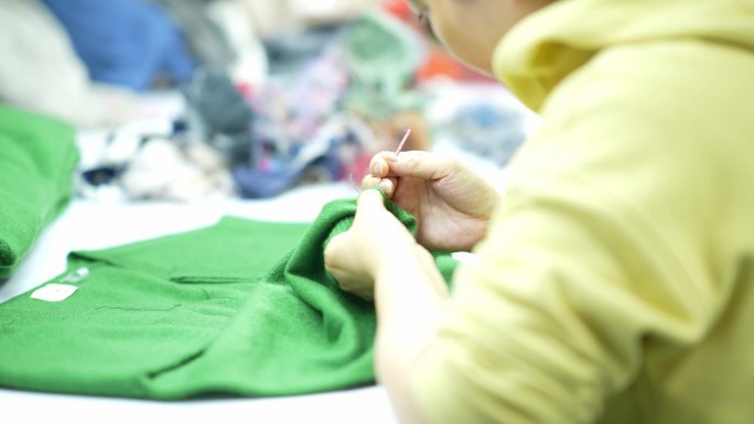 羊绒服装厂质检人员检查衣服质量