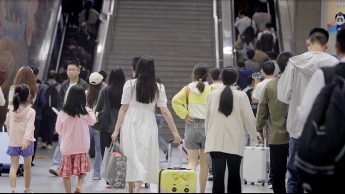 高铁站人流 老年旅行团