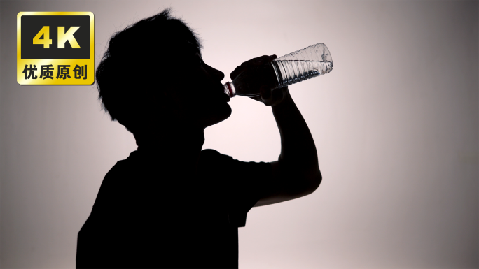 男人喝水剪影男人拧开矿泉水瓶喝水运动喝水
