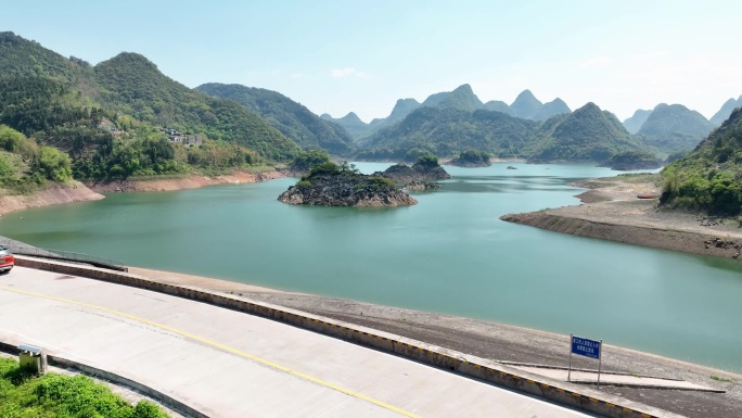 汽车驶过堤坝自驾千岛湖