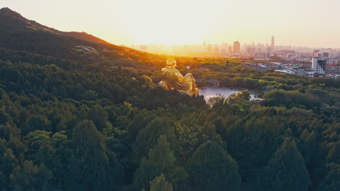 夕阳下的千佛山佛像游客山顶航拍4K