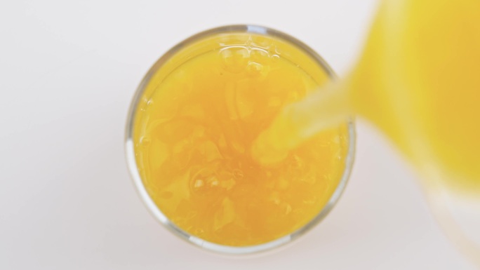 玻璃杯里倒入的新鲜橙汁俯视角度