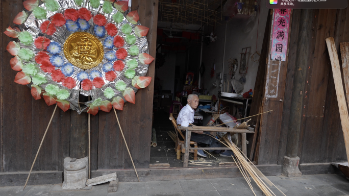 老街花圈店里做花圈的手工艺老人4k