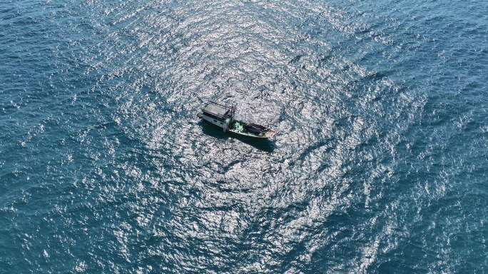 航拍海面上的渔船