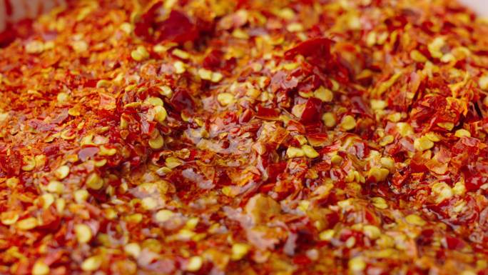 【原创】重庆美食红油辣椒热油浇在辣椒上