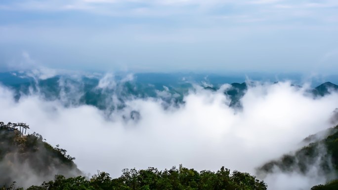 俯拍春天雨后的莽山云雾云海