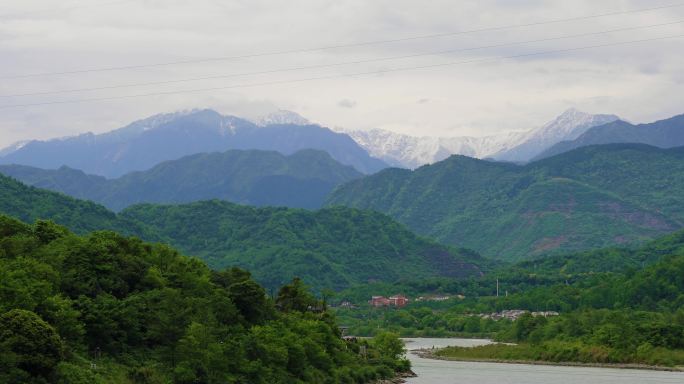 雪山下的都江堰