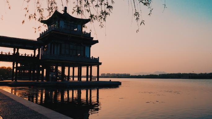 夕阳下的河边美景暮色泗滨古建筑石雕