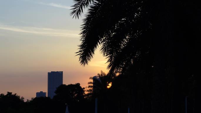 黄昏城市风景夜幕降临的城市剪影建筑风光