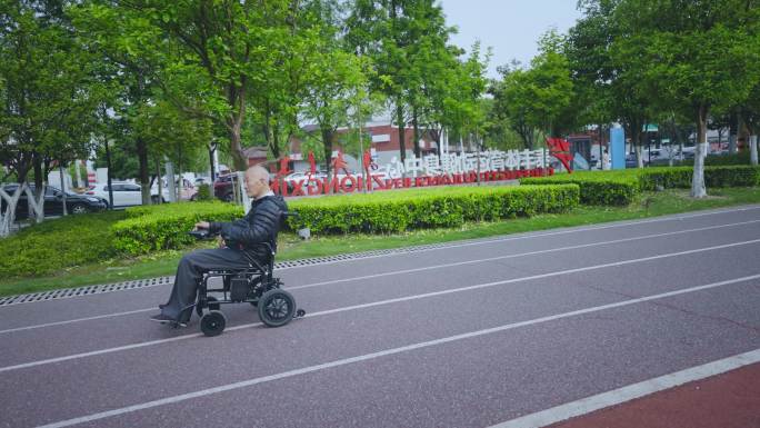 4K坐电动轮椅的老人
