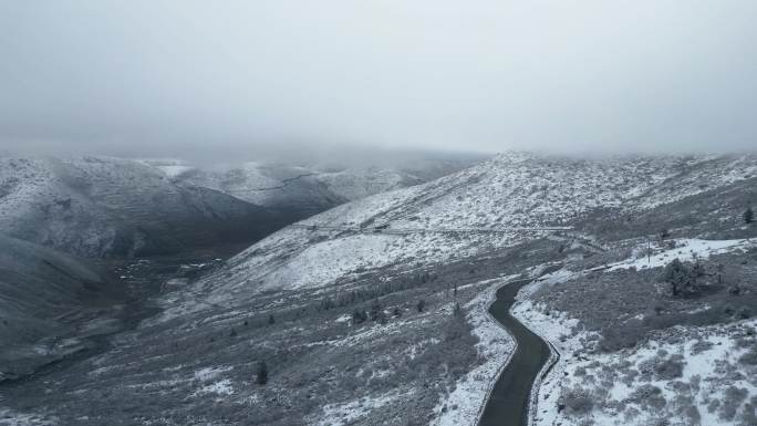 雪山盘山路积雪冻结路面航拍