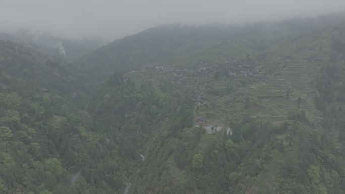 高山 峡谷 村庄木房子 木结构房子 苗寨