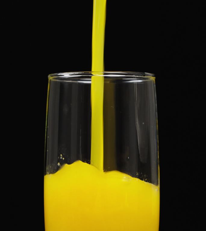 玻璃杯里倒入的新鲜橙汁