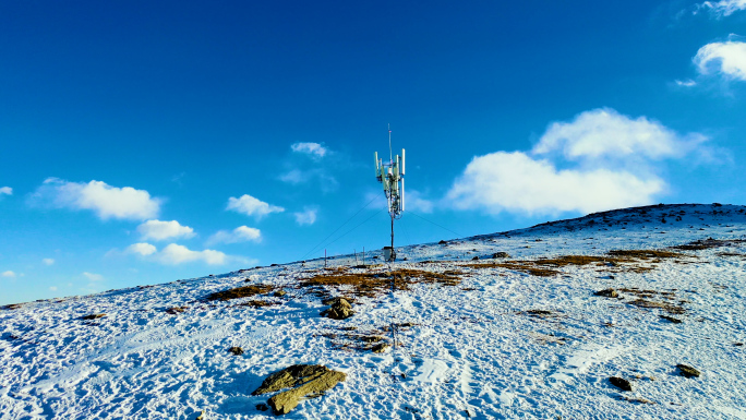 4K航拍雪山通讯基站信号塔移动联通电信