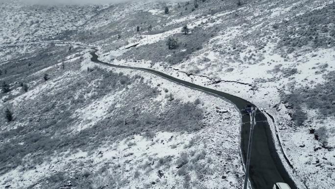 雪山盘山路积雪冻结路面航拍