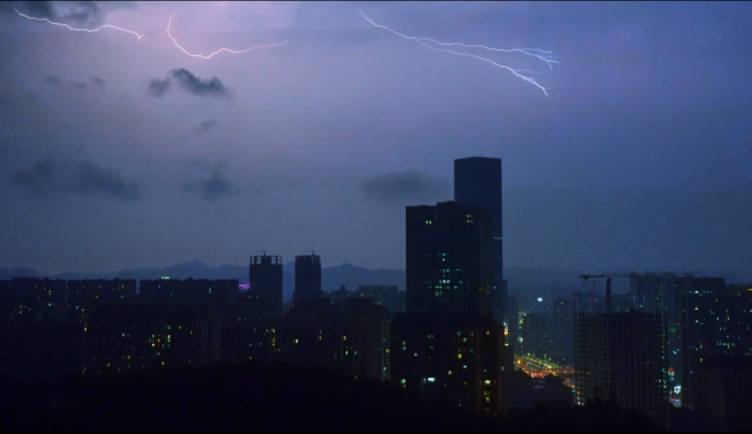 晚上 打雷下雨 闪电雷鸣 雨中路灯