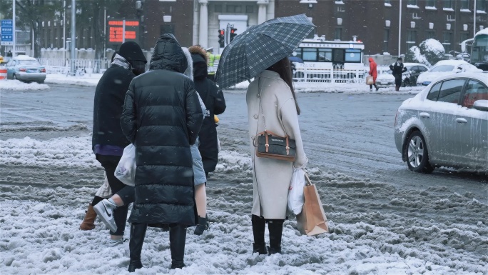 风雪中的城市上班族