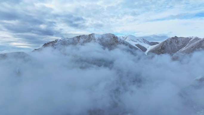 秋天云海雪山航拍4K