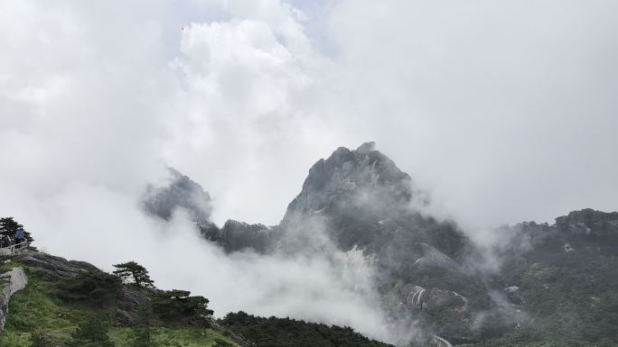 黄山鳌鱼峰云雾缭绕