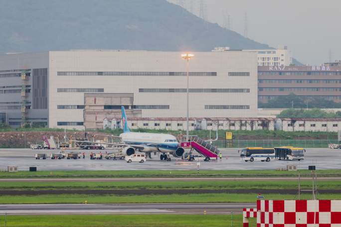 中国南方航空A321neo客机到机位下客