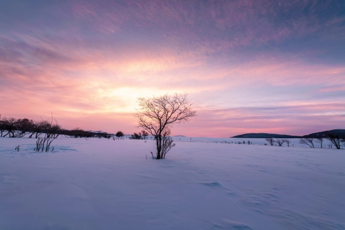 8K冬季积雪覆盖草原日出朝霞空镜延时摄影