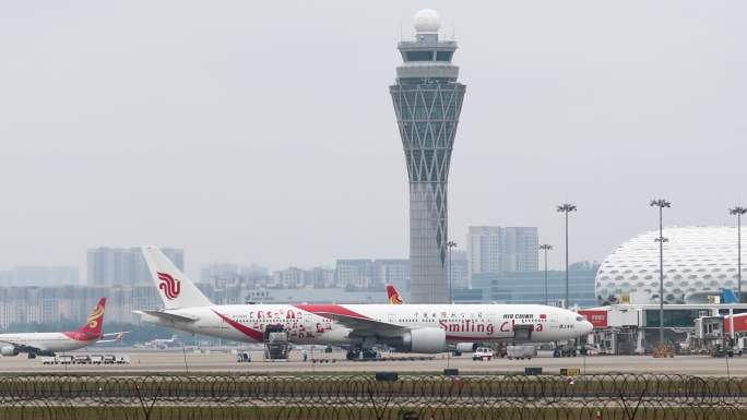 中国国际航空波音777客机降落滑行进机位