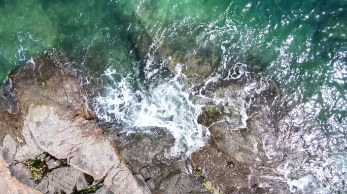 俯拍大海海浪拍打礁石