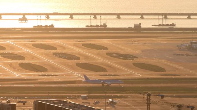 夕阳下的海边机场飞机起飞降落滑行