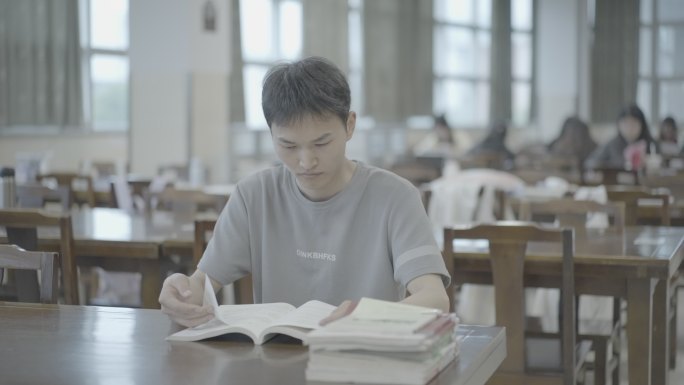 大学图书馆看书