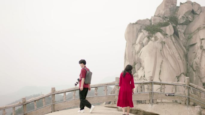 恋爱旅游相亲情侣山顶登山天柱山爱情约会