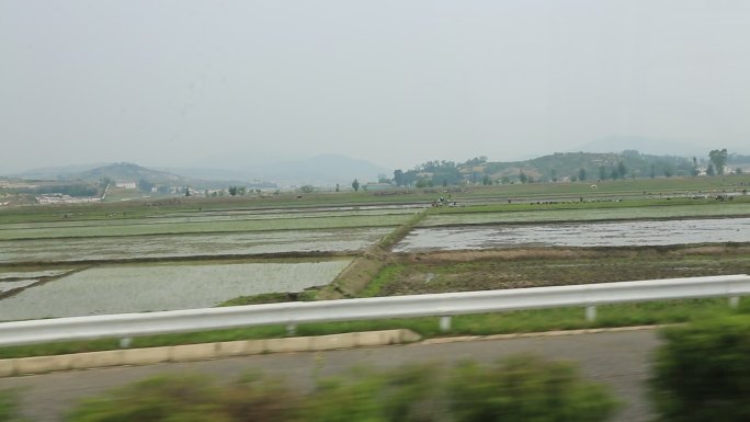 朝鲜平壤到开城路上的朝鲜农村春耕景色