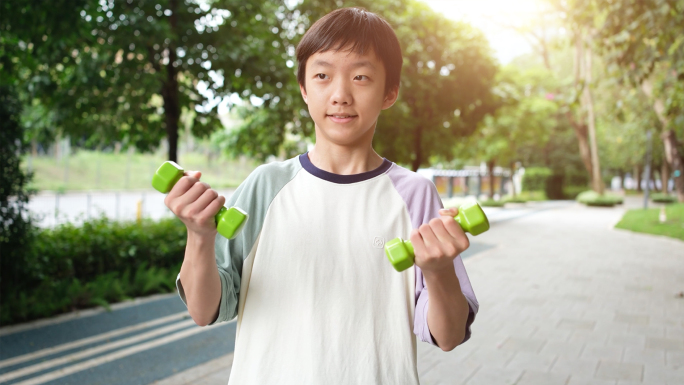 学生使用哑铃，进行身体力量锻炼