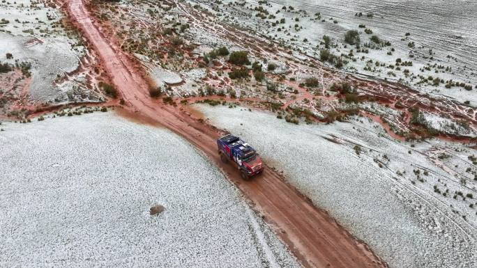 新疆环塔汽车拉力赛丹霞大峡谷雪地越野2